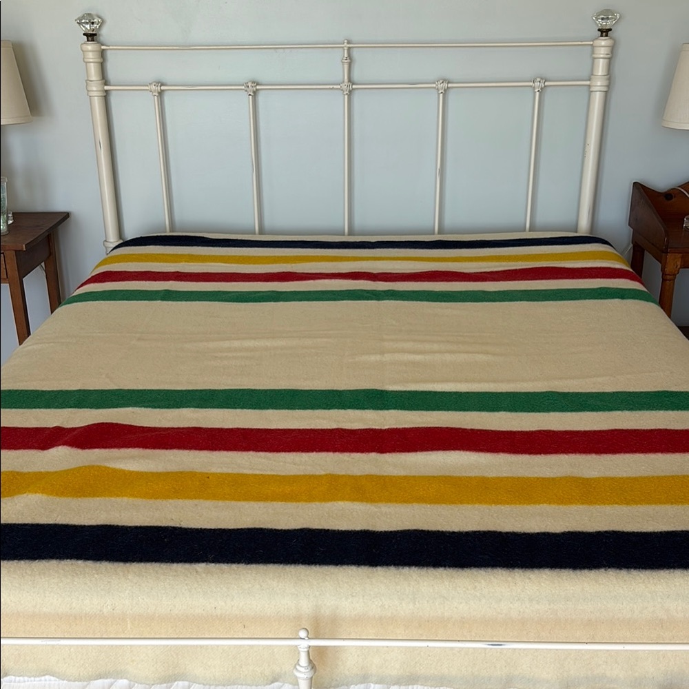 Vintage Hudson 4 Point Blanket. Measures approximately 87X72. (Full size Bed).